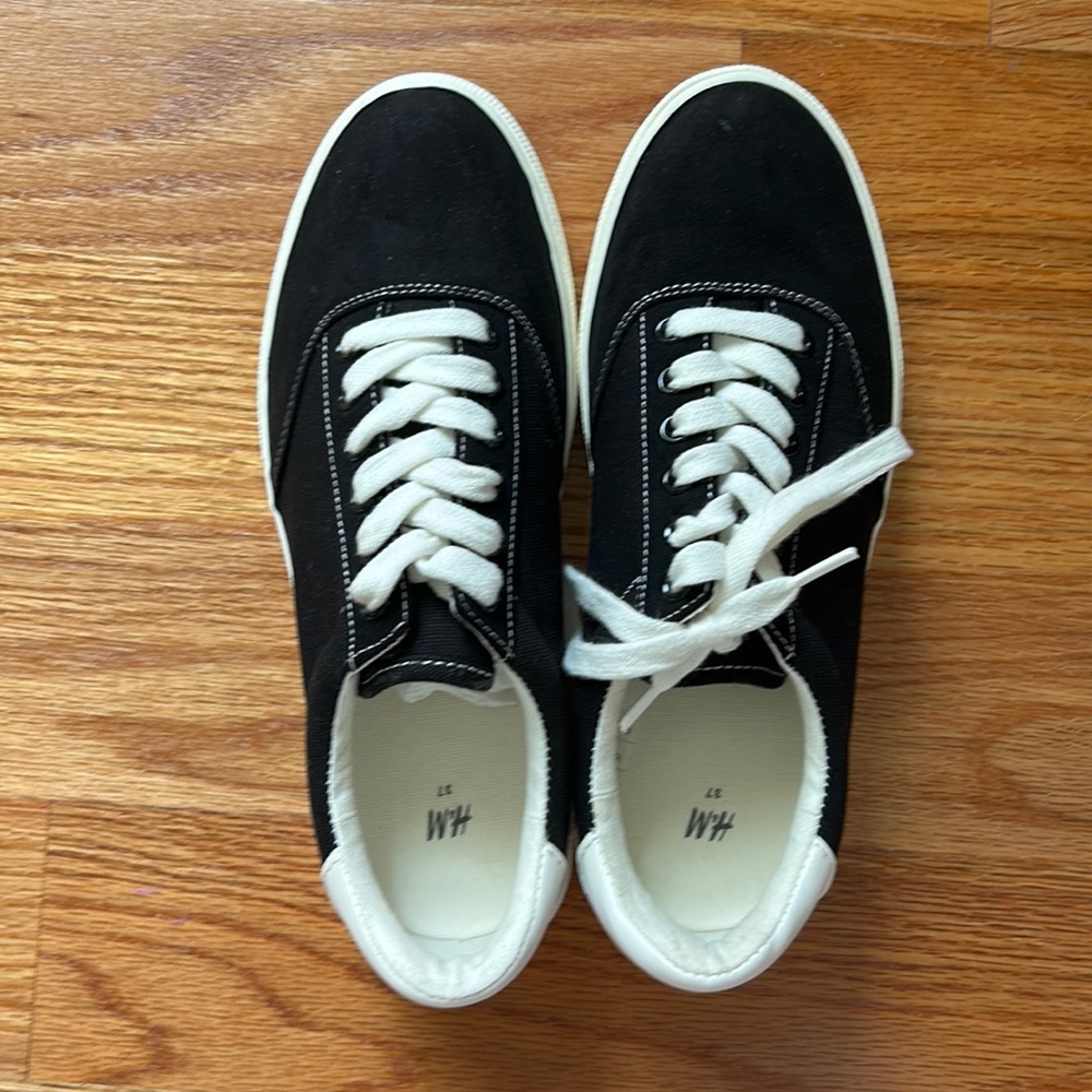 H and M 
size 37 
black and cream